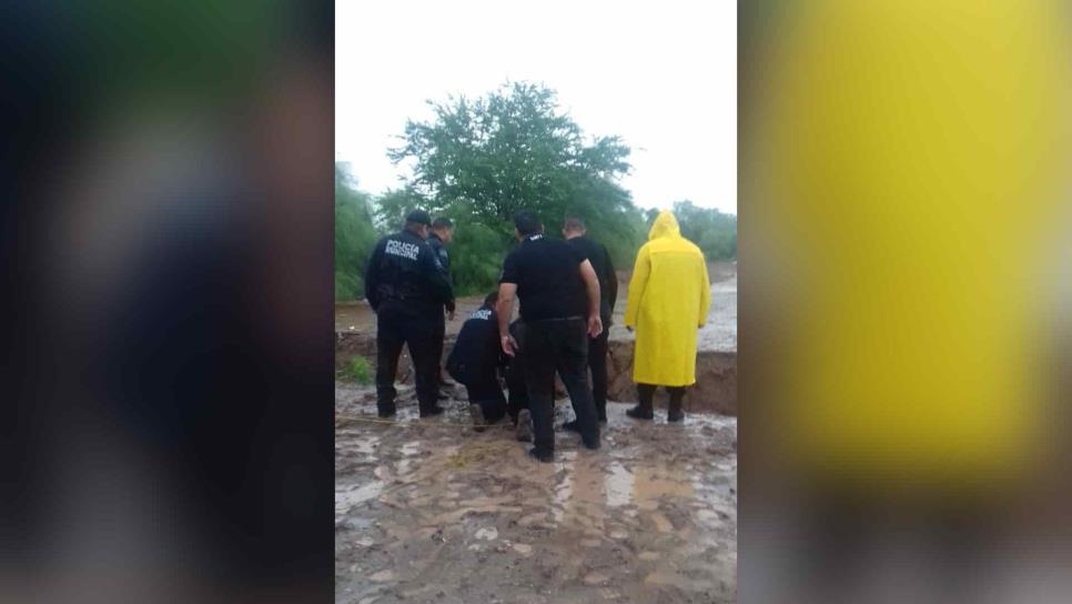 Policías salvan a adolescente tras caer a zanja en Los Mochis