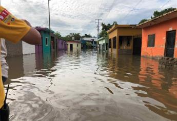 Colapsa drenaje sanitario por lluvias en El Rosario