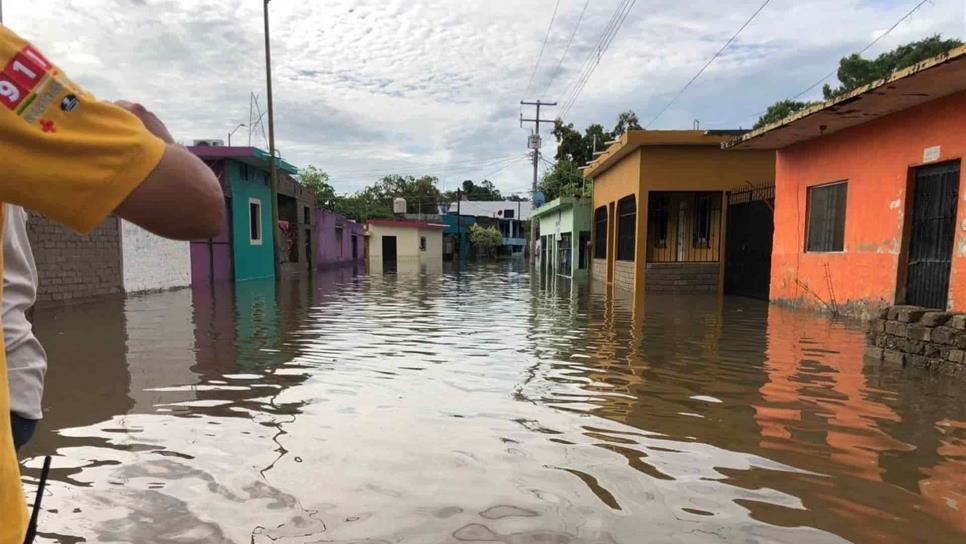 Colapsa drenaje sanitario por lluvias en El Rosario