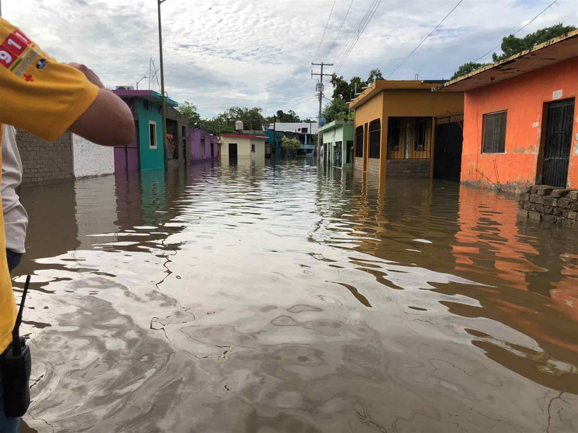 Colapsa drenaje sanitario por lluvias en El Rosario