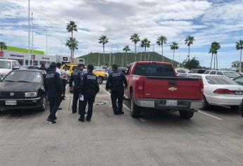 Policía rescata a joven encerrado en camioneta, en Los Mochis