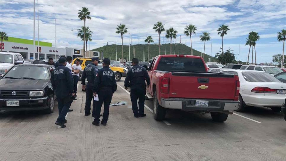 Policía rescata a joven encerrado en camioneta, en Los Mochis