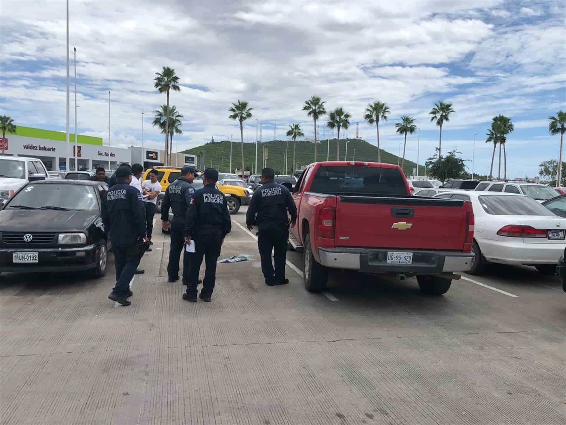 Policía rescata a joven encerrado en camioneta, en Los Mochis