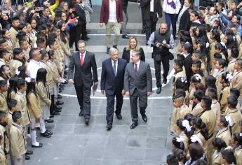 Inaugura AMLO ciclo escolar y garantiza respeto a los maestros