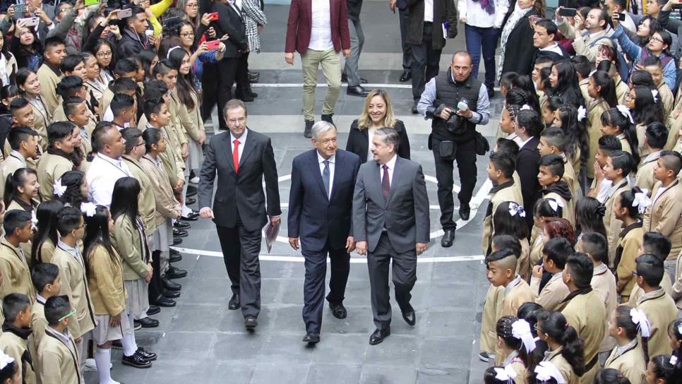 Inaugura AMLO ciclo escolar y garantiza respeto a los maestros