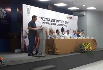 Inicia entrega de Becas Estudiantiles