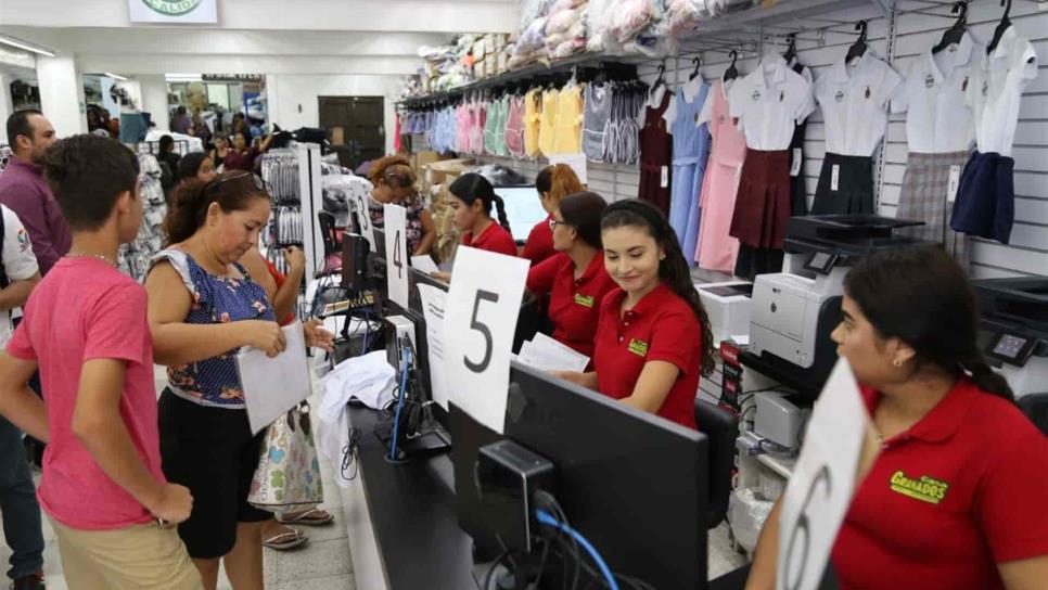 Al 80% entrega de Uniformes y Útiles Escolares