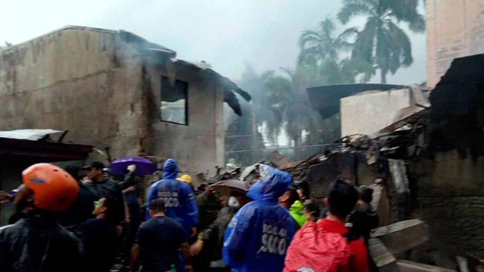 Mueren ocho personas al estrellarse avión en Filipinas