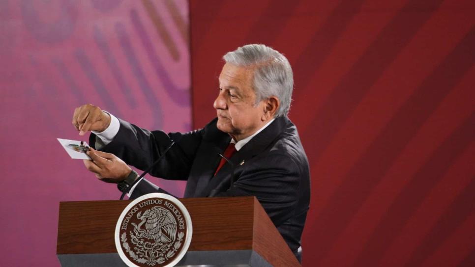 López Obrador muestra la cámara espía encontrada en Palacio Nacional