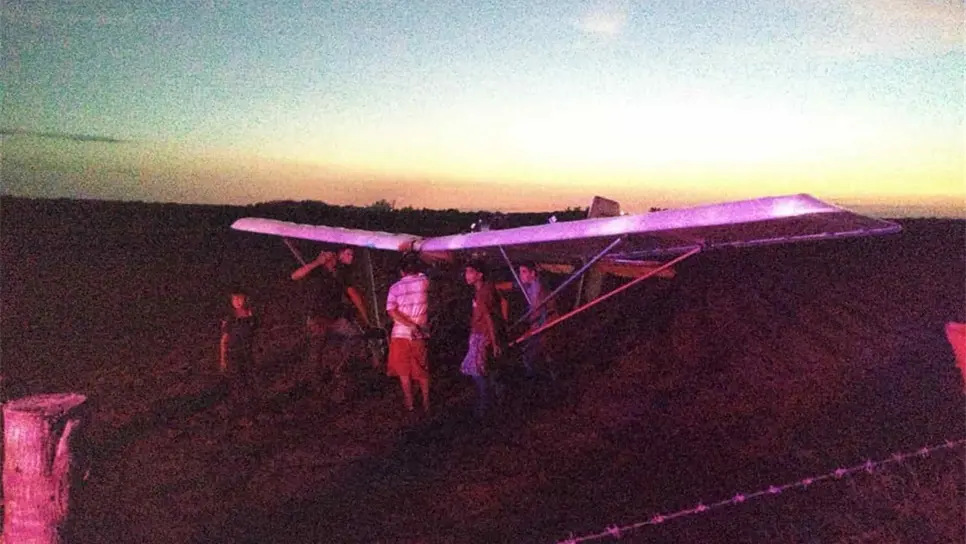 Tras falla mecánica, piloto de avion ultraligero logra aterrizar