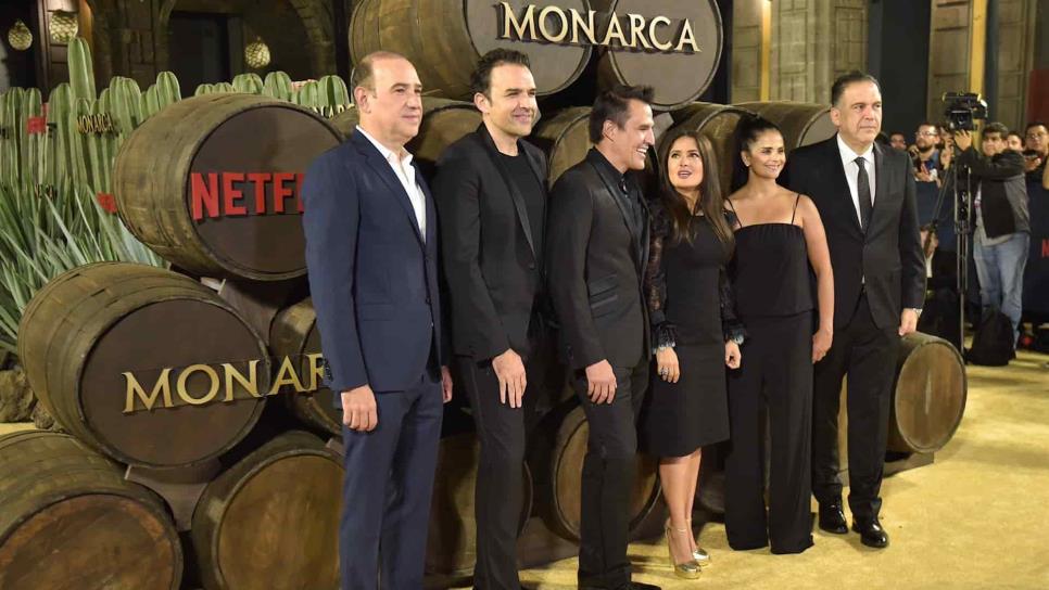 Salma Hayek y elenco de “Monarca” celebran con mariachi