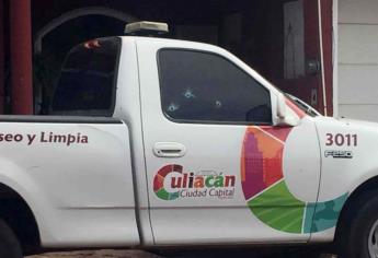 Balean camioneta del Ayuntamiento de Culiacán frente a domicilio particular