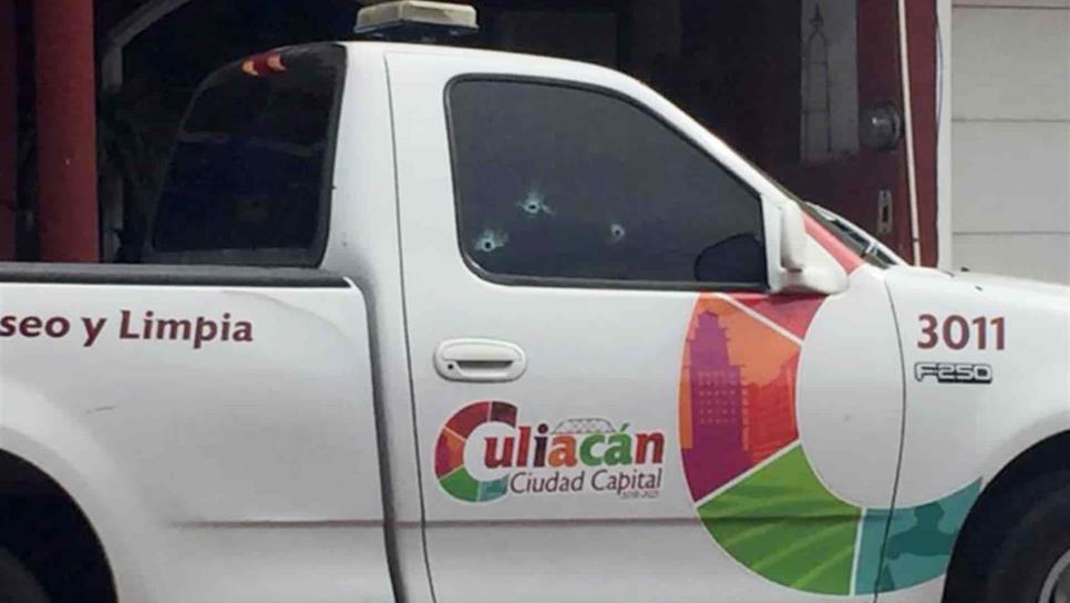 Balean camioneta del Ayuntamiento de Culiacán frente a domicilio particular