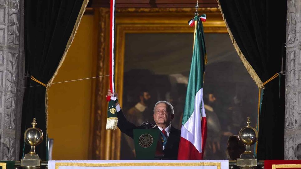 Con Vivas a los héroes anónimos y a la democracia, AMLO da el Grito