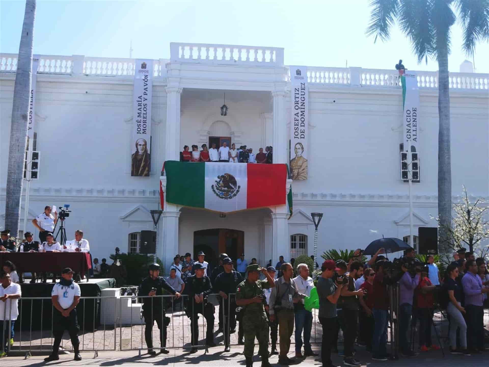 Miles disfrutan desfile de la Independencia en Culiacán