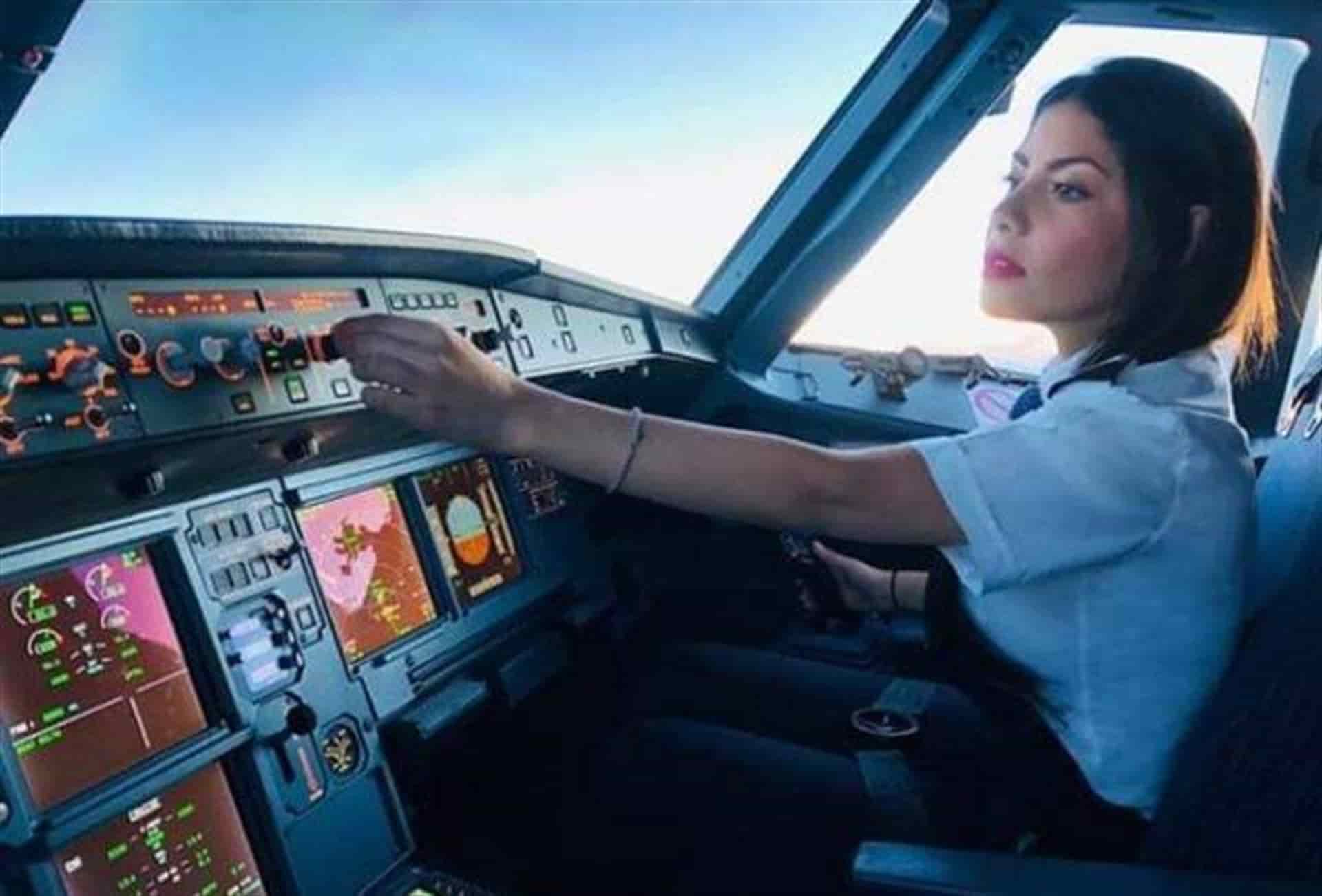 Mujer piloto pide arrojar bomba al Zócalo; Interjet investiga