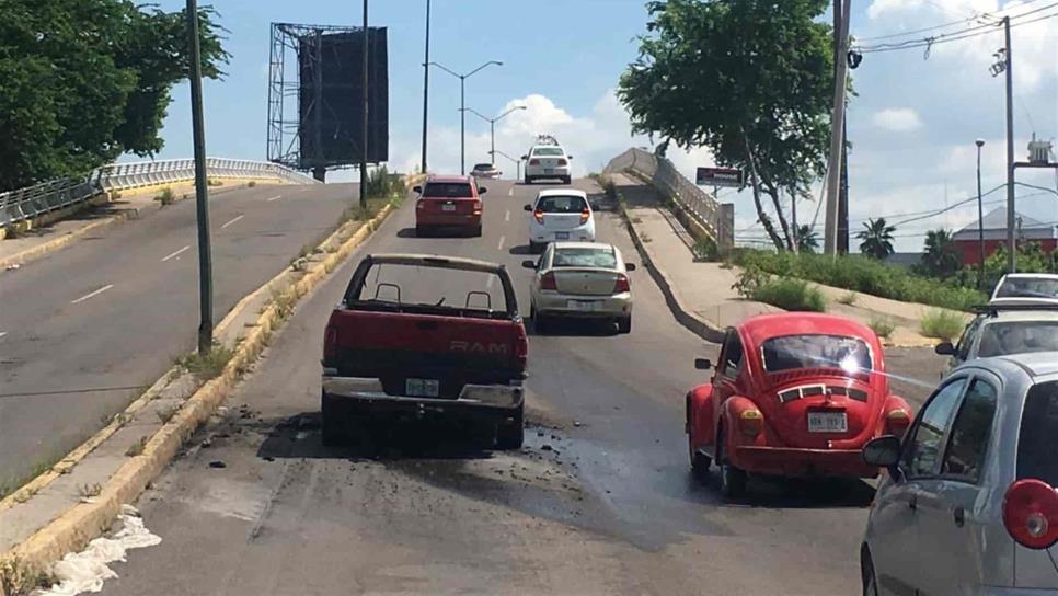 Camioneta arde en llamas en concurrido bulevar de Culiacán