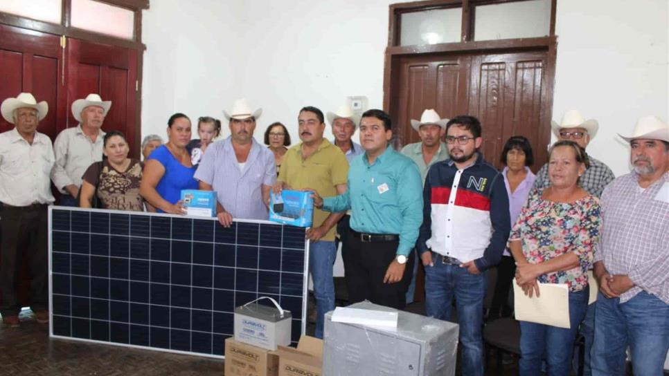 Entregan paneles solares a 15 familias de El Fuerte