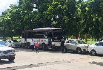 Carambola entre urbano y vehículos particulares provoca caos vial en Culiacán