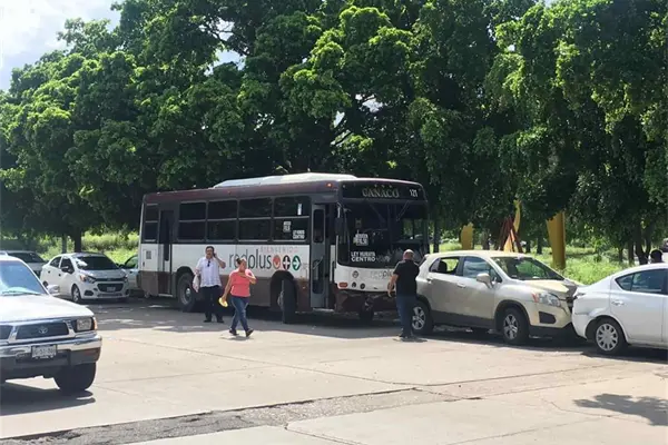 Carambola entre urbano y vehículos particulares provoca caos vial en Culiacán Carambola entre urbano y vehículos particulares provoca caos vial en Culiacán