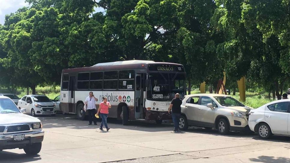 Carambola entre urbano y vehículos particulares provoca caos vial en Culiacán