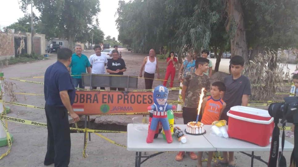 Llevan pastel a socavón del Stase 4 en Los Mochis