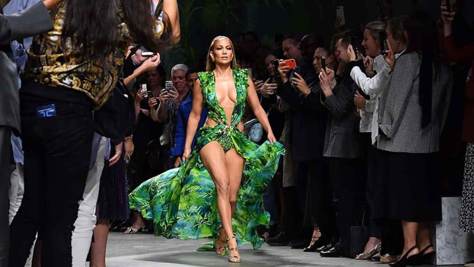 Jennifer Lopez impacta de nuevo con vestido de Versace