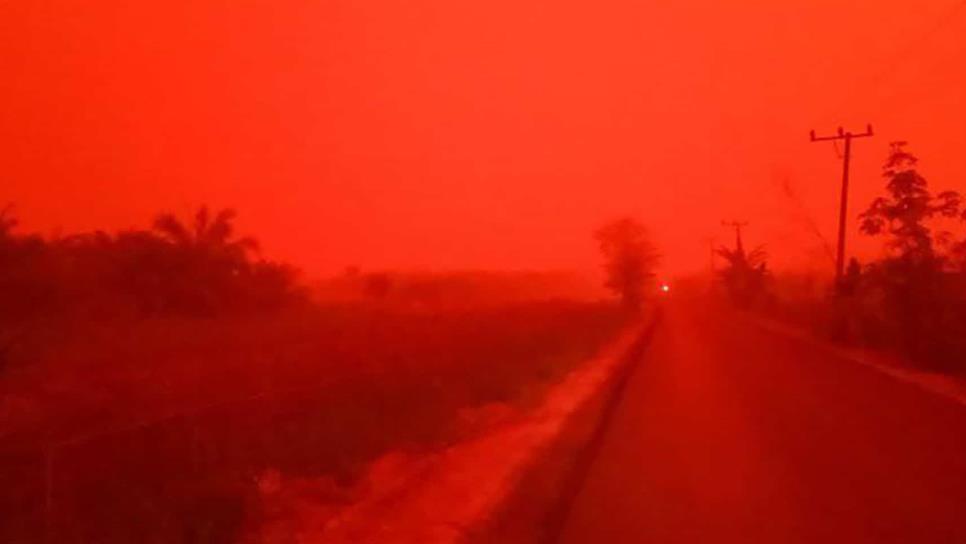 Inusual fenómeno en Indonesia produce un color rojo en el cielo