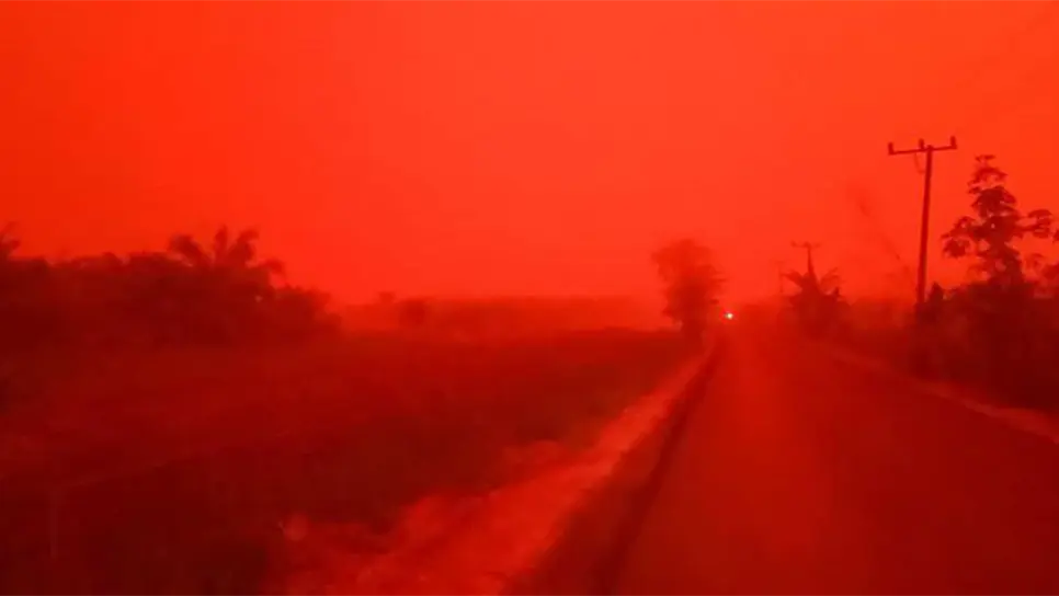 Inusual fenómeno en Indonesia produce un color rojo en el cielo