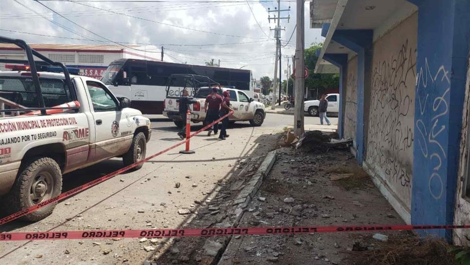 Cae marquesina y por poco lesiona a jóvenes en Los Mochis