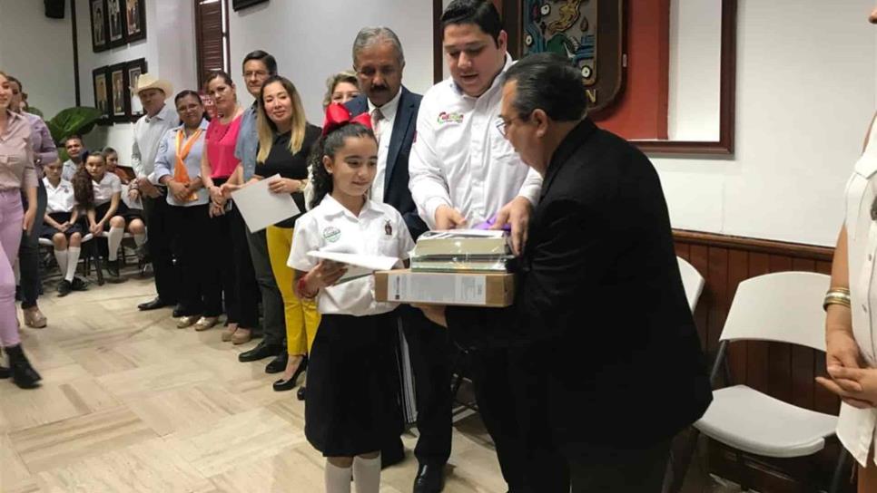 Premian a Flor Estefanía, la Niña Cronista de Culiacán 2019