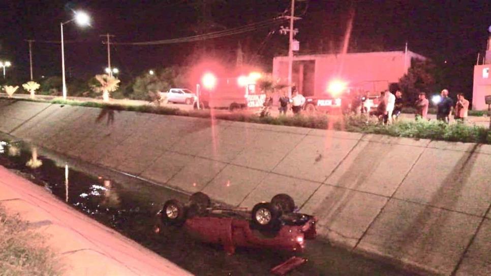 Mujer lesionada al caer en su camioneta al dren Juárez