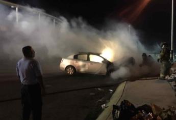Incendio consume un vehículo en la Pérgola, en Los Mochis