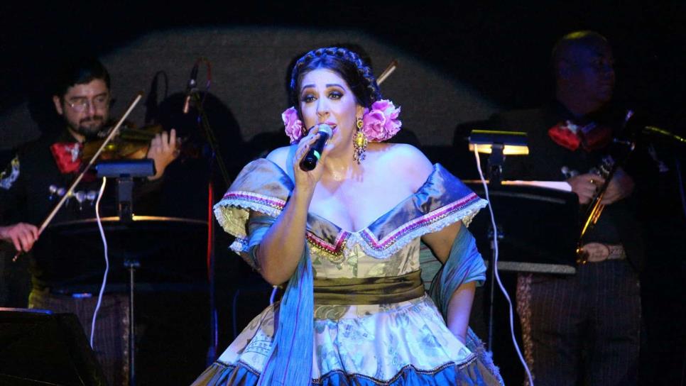 Regina Orozco deleita con su espectáculo en Los Mochis