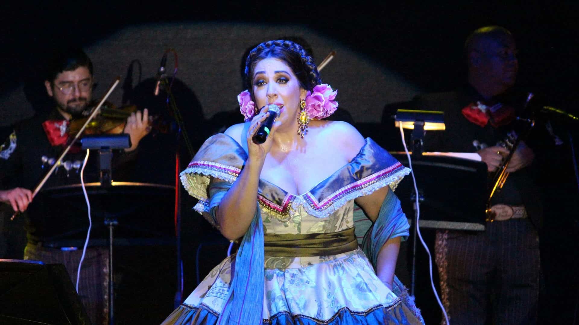 Regina Orozco deleita con su espectáculo en Los Mochis