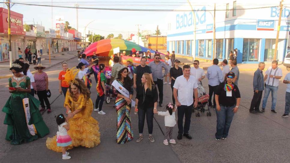 Chapman encabeza marcha por la diversidad en Los Mochis