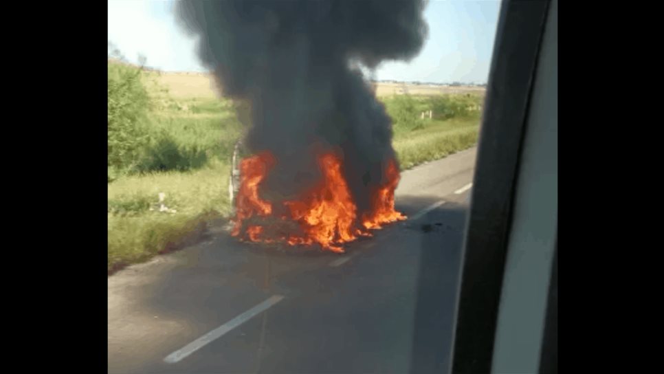 Se incendia camioneta en la México 15, a la altura de La Costeña