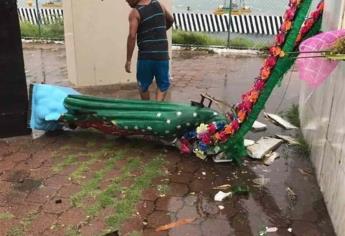 Vientos de Narda derriban a la Virgen de la Puntilla en Mazatlán