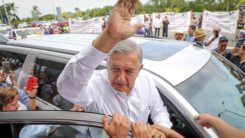 López Obrador llega a Mazatlán en medio de tumultos