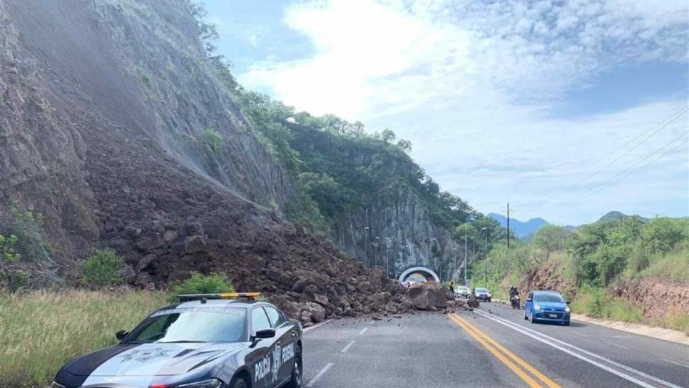 Derrumbe cierra parcialmente la autopista Mazatlán-Durango