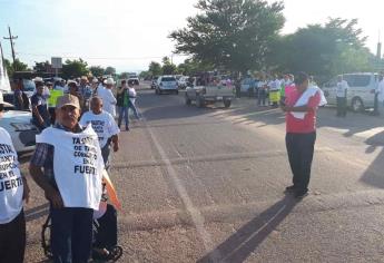 Le llueven manifestaciones a López Obrador en su trayecto a El Fuerte