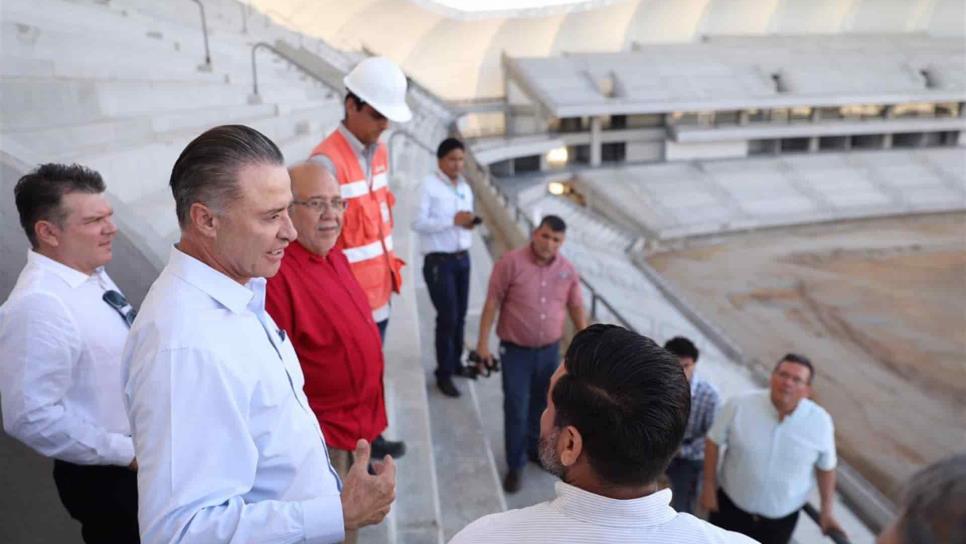 Quirino supervisa obra de estadio de futbol en Mazatlán