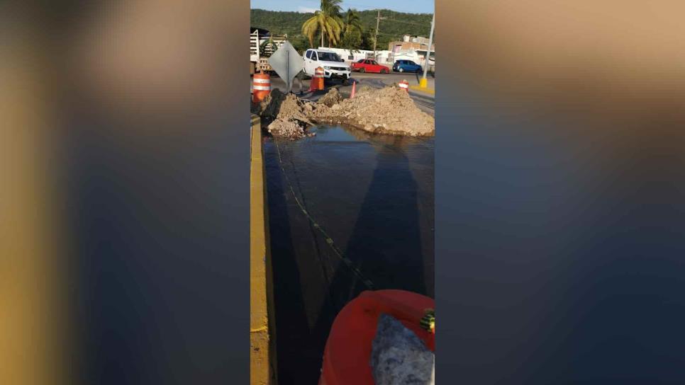 Rompe constructora tubería de agua potable al sur de Mazatlán