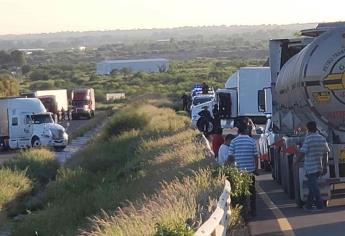 Sujetos armados bloquean la México 15, cerca de San Miguel