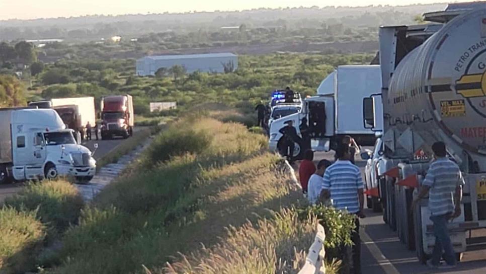 Sujetos armados bloquean la México 15, cerca de San Miguel