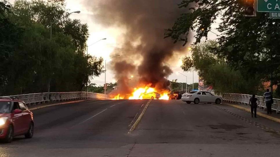 En llamas el puente Juárez, en Culiacán