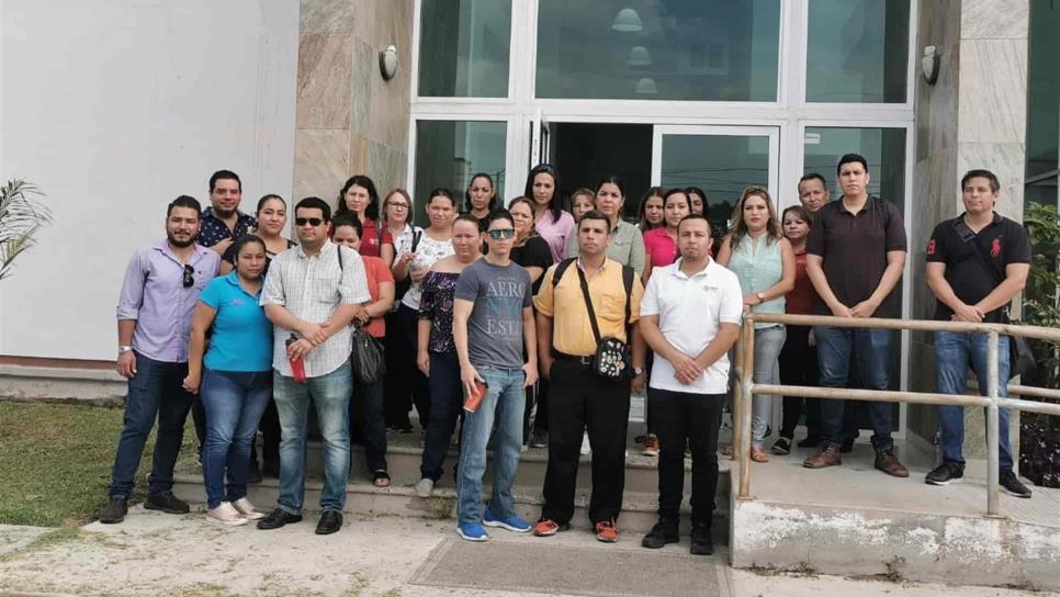 Se manifiestan maestros de inglés en SEPyC Los Mochis