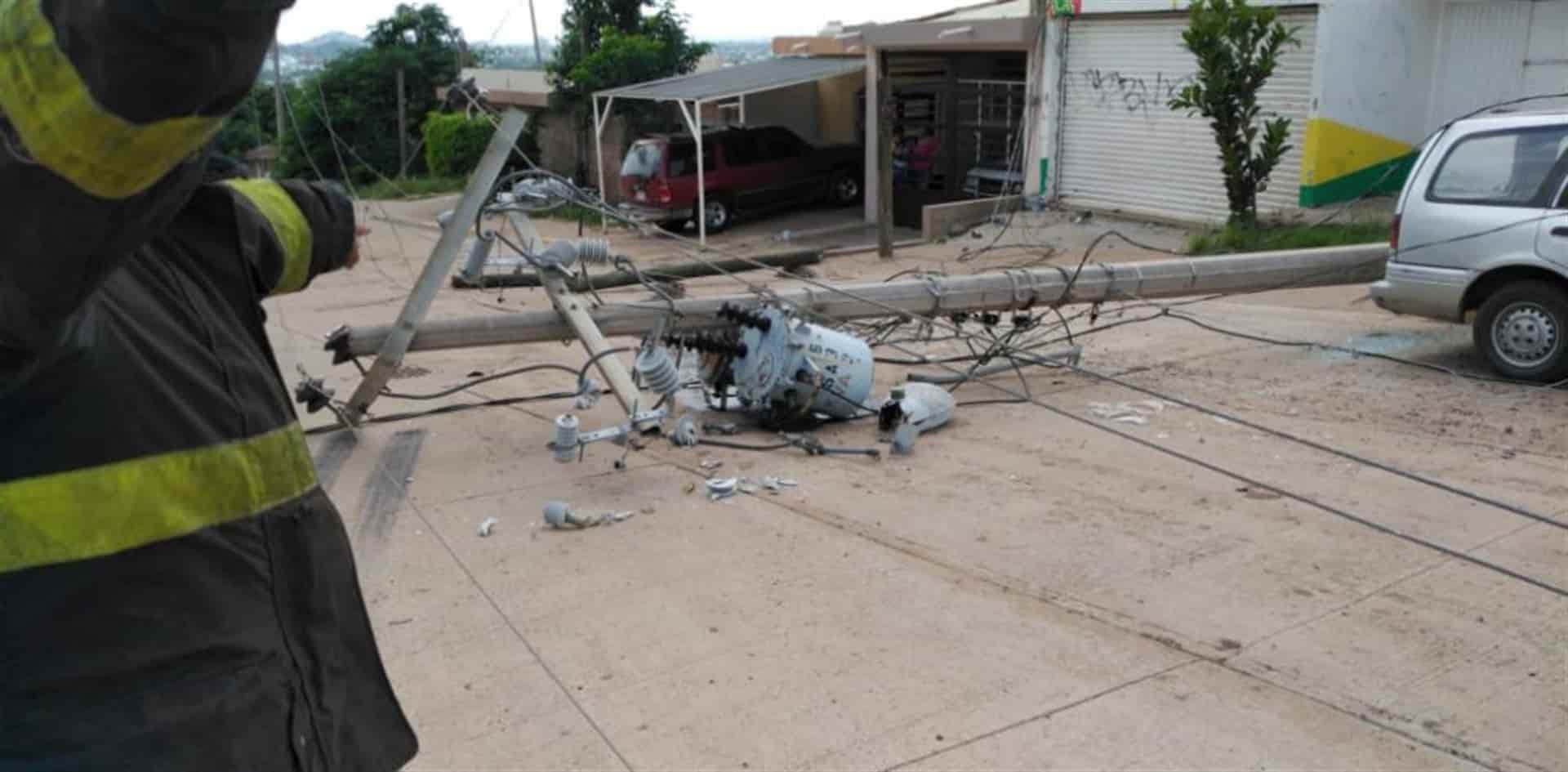 Camión de mudanza arranca poste de CFE; deja 5 colonias sin luz