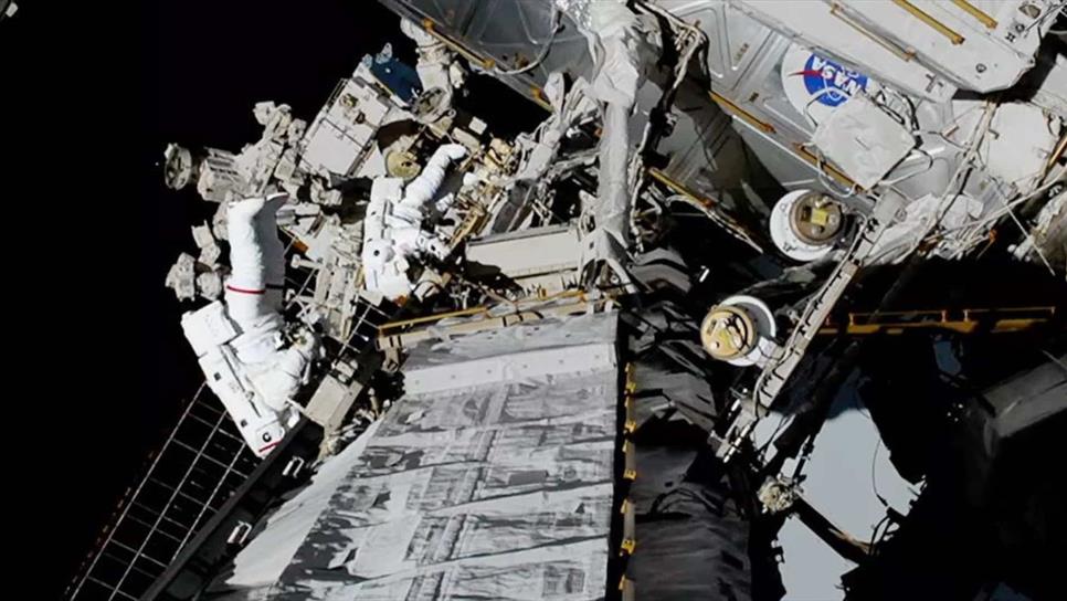 Astronautas mujeres completan histórica primera caminata espacial