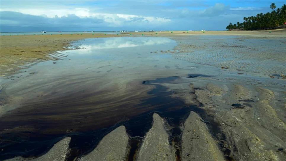 Sigue limpieza por derrame de petróleo en costas de Brasil